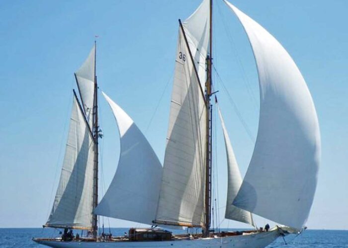 Thendara Classic Yacht For Sale - Under Sail